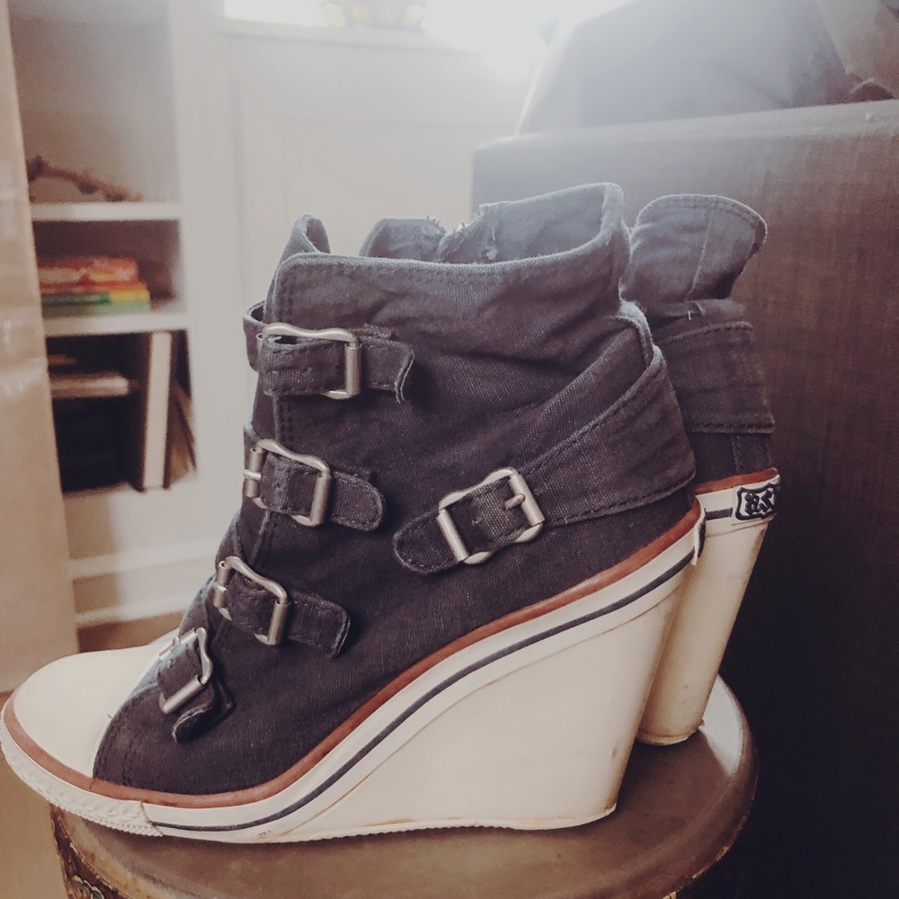 Ash Thelma Wedges